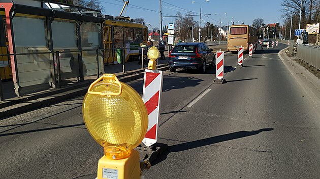 Kvli vstavb kanalizan achty bude na as uzavena Karlovarsk ulice v Plzni. idii budou jezdit po provizorn cest. (1. 3. 2022)