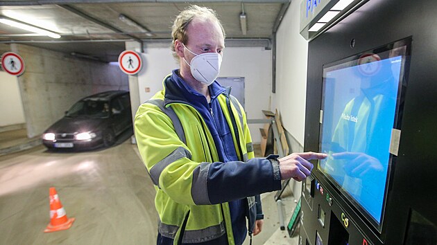 Technik seizuje nov systm pro odbaven klient parkovacho domu Rychtka v Plzni. Nov u pi vjezdu nen zapoteb run natat parkovac lstek. (17. 2. 2022)