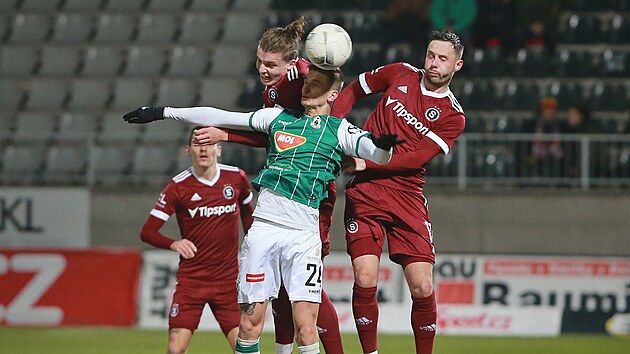 Jabloneck fotbalista Dominik Pletil v hlavikovm souboji se sparanskm duem (zleva) Filip Souek, Casper Hjer.