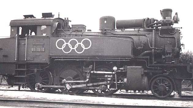 Nmeck lokomotiva v Jindichovicch pod Smrkem v lt 1936. Lokomotiva m na sob olympijsk kruhy na poest olympidy v Berln. GPS: 50.9588258N, 15.2541261E