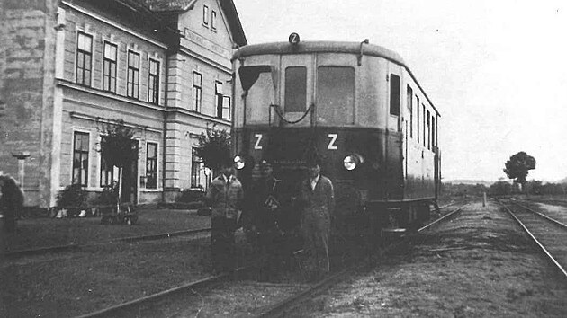 Jeden z motorovch voz M120.5 Frdlantskch okresnch drah ve stanici Jindichovice pod Smrkem GPS: 50.9587236N, 15.2539639E