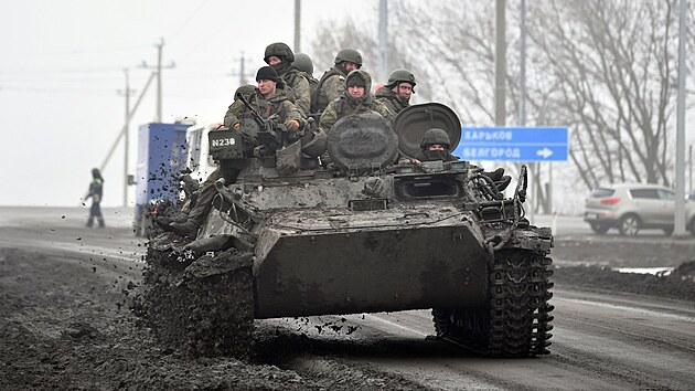 Rut vojci s bojovm vozidlem jedou po silnici v Blgorodsk oblasti v Rusku, nedaleko hranic s Ukrajinou. (2. bezna 2022)