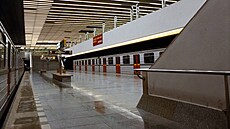 Soudruzi pestihli pásku ve stanici metra Námstí Republiky a zahájili tak provoz na trase metra B.