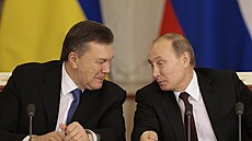 Ruský prezident Vladimir Putin a jeho ukrajinský protjek Viktor Janukovy...