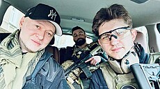 Miro Popovych (vpravo) se svými kamarády v Kyjev�