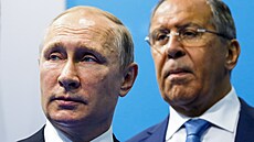 Ruský prezident Vladimir Putin a jeho ministr zahranií Sergej Lavrov na...