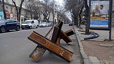 Improvizované protitankové zábrany v ulicích ukrajinské Odsy (5. bezna 2022)