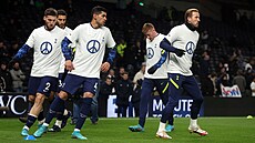 Fotbalisté Tottenhamu v trikách se symbolem míru se rozcviují ped utkáním...