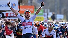 Dánský cyklista Mads Pedersen slaví triumf ve t�etí etap� závodu Pa�í�-Nice.