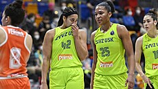 Brionna Jonesová (vlevo) a Alyssa Thomasová z USK Praha.