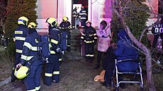 Po�ár bytového domu v karlovarské m�stské �ásti Bohatice. (8. b�ezna 2022)