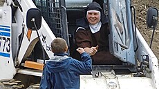 Sestry z �ádu bosých karmelitek pracují na obnov� zpustlého klá�tera za pomoci...