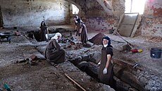 Sestry z ádu bosých karmelitek pracují na obnov zpustlého klátera.