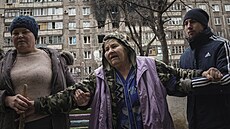 Lidé na ulici v Mariupolu pomáhají po ruském ostelování starí en. (7....