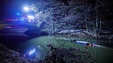 V pátek ve�er skon�ilo auto v Labi v obci Ho�enice u Jarom��e. (4. b�ezna 2022)