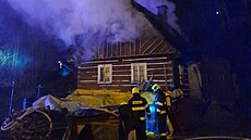 Hasi�i vyjeli hasit po�ár roubenky v �elezném Brod�, vodu �erpali z Jizery. (4....