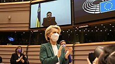 éfka Evropské komise Ursula von der Leyenová tleská projevu ukrajinského...
