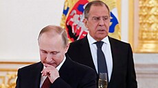 Ruský prezident Vladimir Putin (vlevo) a ministr zahraničí Sergej Lavrov na...