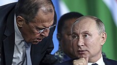 Ruský prezident Vladimir Putin (vpravo) a ministr zahranií Sergej Lavrov na...