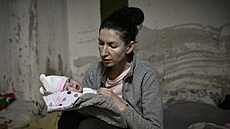 ena drí kojence v suterénu nemocnice v Kyjev, kam museli zdravotníci dti...