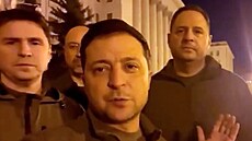 Ukrajinský prezident Volodymyr Zelenskyj s týmem spolupracovník�. (25. února...