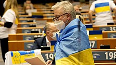 Člen Evropského parlamentu symbolicky zahalený do ukrajinské vlajky na...