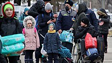 Ukrajinští uprchlíci prchající před válkou v rumunském Siretu poblíž...