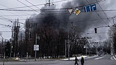 Kou stoupá ze zasaené televizní ve v ukrajinském Kyjev. (1. bezna 2022)