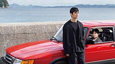 Ve film „Drive my car“ vystupuje divadelní herec Júsuke Kafuku, který po nehodě...