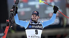 Dominic Paris slaví vítězství ve sjezdu v Kvitfjellu.