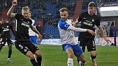 Nemanja Kuzmanovi� z Baníku (uprost�ed) se sna�í prosadit mezi libereckými...