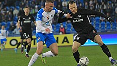 Ostravský úto�ník Ladislav Almási (vlevo) v souboji se stoperem Luká�em...
