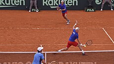 Tomá� Machá� (vzadu) a Ji�í Lehe�ka v daviscupové �ty�h�e proti Argentin�