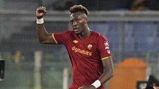 Úto�ník Tammy Abraham z AS �ím slaví sv�j gól.