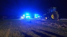 Po silném nárazu traktor p�i�el o p�ední kolo, mladá �idi�ka osobního auta...