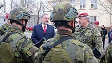 Premiér Petr Fiala na návštěvě vojáků v Prostějově.