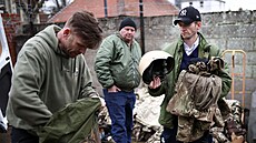 Balí na frontu. Bývalí brit�tí vojáci shroma��ují výstroj a chystají se na...