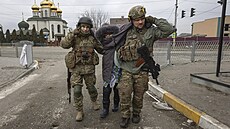 Ruské jednotky v ukrajinské Irpini ostřelují civilní obyvatelstvo, které se...
