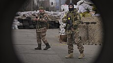 Ukrajintí vojáci hlídkují na hlavní silnici v Kyjev. (7. bezna 2022)