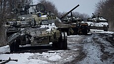 Ohoelý ruský tank a ukoistné tanky v Sumské oblasti v severovýchodní...