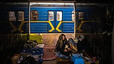 Rodina s dětmi v podzemní stanici metra používané jako protiletecký kryt v... | na serveru Lidovky.cz | aktuální zprávy
