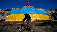 Ukrajinská vlajka pod n�kdej�ím pomníkem sov�tského diktátora Stalina na...