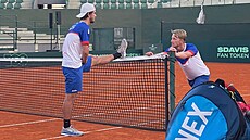etí tenisté Tomá Machá (vlevo) a Zdenk Kolá se protahují bhem tréninku...