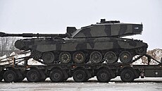 Do Estonska dorazila britská obrnná technika - tanky Challenger a obrnnce...