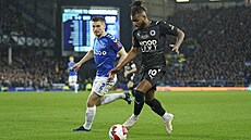 Tyrone Marsh (Boreham Wood) vede mí, stíhá ho Jonjoe Kenny z Evertonu.