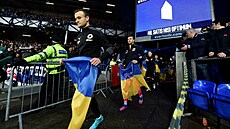 Fotbalisté týmu Boreham Wood FC z páté ligy krá�í k zápase Anglického poháru...