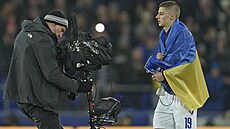 Ukrajinec Vitalij Mykolenko z Evertonu kráí na hit zahalený vlajkou. Pro...