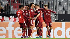 Fotbalisté Bayernu Mnichov slaví branku Roberta Lewandowského v duelu se...