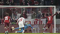 Philipp Köhn ze Salcburku inkasuje z penalty od Roberta Lewandowského z Bayernu.