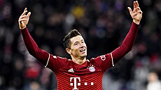 Robert Lewandowski z Bayernu se raduje z gólu proti Salcburku.